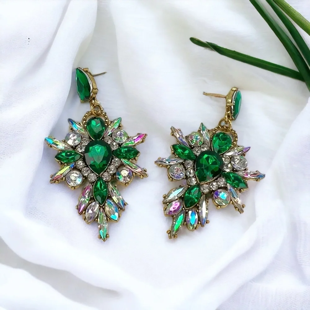 Stunning Green Rhinestone Drop Earrings – Bold Fashion Statement ✨NWT